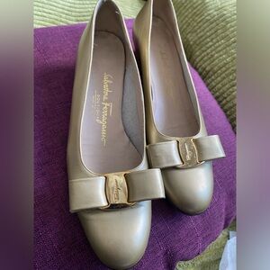 Vintage Light Gold Salvatore Ferragamo Bow Low Heels Size 7